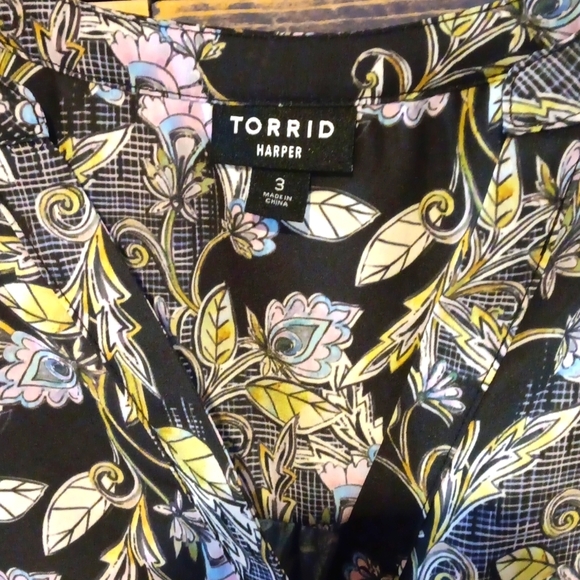 Torrid Floral Black and Green Blouse Top Size 3 - Picture 3 of 8